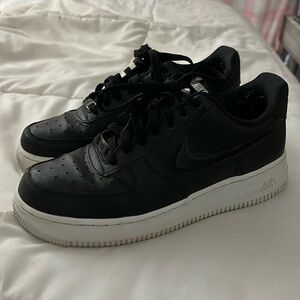 Black Nike shoes women’s 7.5. Worn a couple of times still in good condition!